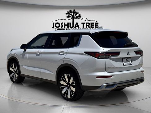 Used 2025 Mitsubishi Outlander SE FWD image 4
