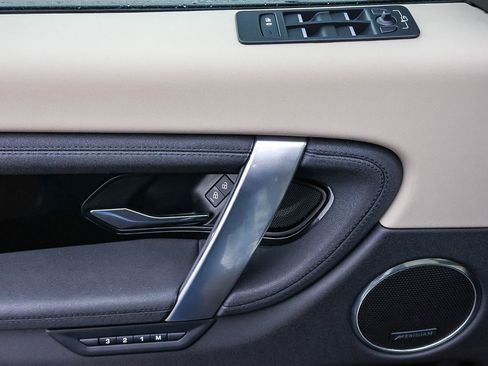 Used 2025 Land Rover Discovery Sport S image 28