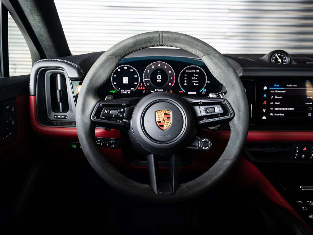 Certified 2025 Porsche Cayenne GTS AWD/4WD image 25
