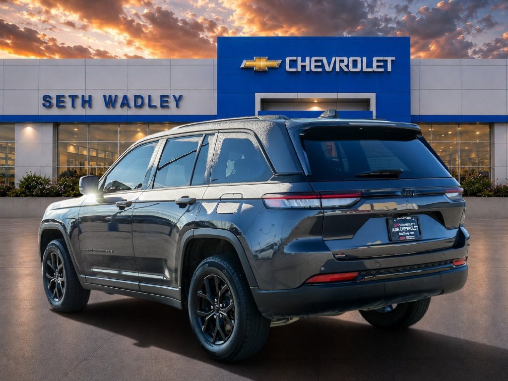 Used 2024 Jeep Grand Cherokee Altitude RWD image 5