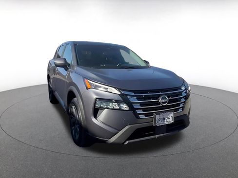 Used 2025 Nissan Rogue SV image 3