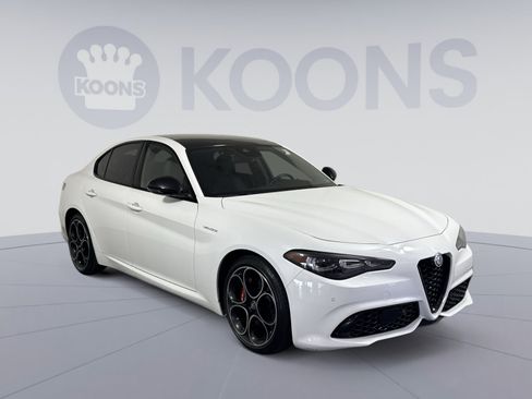 Used 2024 Alfa Romeo Giulia Veloce AWD/4WD image 10