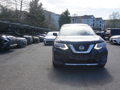 Used 2017 Nissan Rogue S image 2