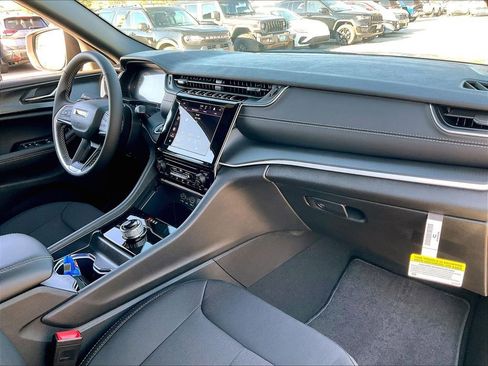 New 2025 Jeep Grand Cherokee L Laredo AWD/4WD image 10