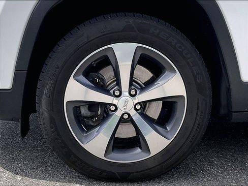 Used 2019 Jeep Cherokee Limited w/ Luxury Group AWD/4WD image 7