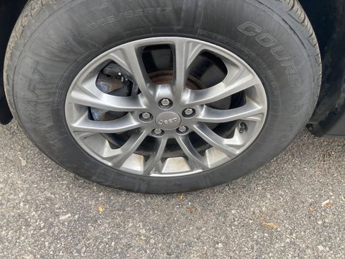 Used 2019 Jeep Cherokee Latitude Plus w/ Cold Weather Group AWD/4WD image 31