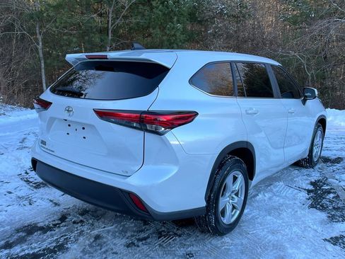 Used 2023 Toyota Highlander LE image 5