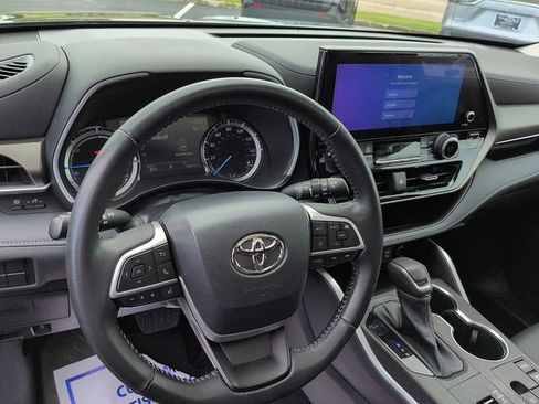 Used 2023 Toyota Highlander XLE AWD/4WD image 13