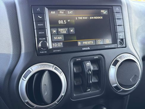 Used 2015 Jeep Wrangler Unlimited Rubicon w/ Connectivity Group image 24