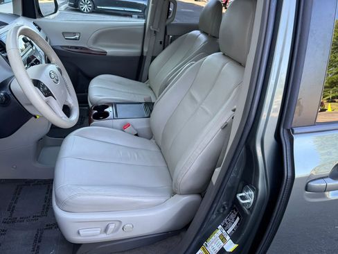 Used 2014 Toyota Sienna XLE AWD/4WD image 18