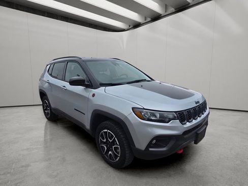 Used 2025 Jeep Compass Trailhawk image 7