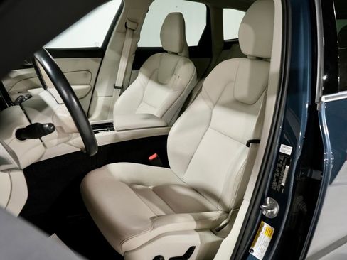 Used 2023 Volvo XC60 B5 Plus w/ Climate Package image 3