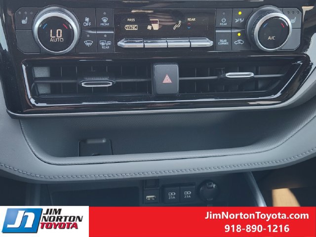 Used 2021 Toyota Highlander XLE FWD image 19