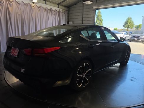 Used 2024 Nissan Altima 2.5 SR FWD image 3