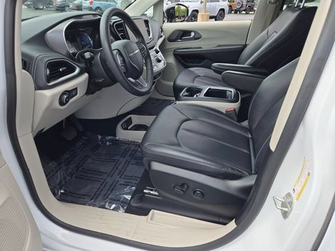 Used 2024 Chrysler Pacifica Limited FWD image 25