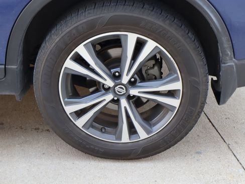Used 2019 Nissan Rogue SV w/ Premium Package FWD image 28