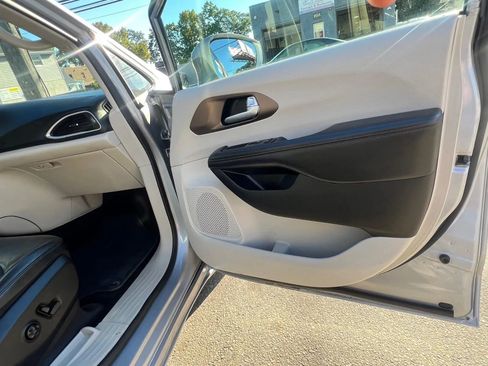 Used 2018 Chrysler Pacifica Touring-L w/ Premium Audio Group image 30