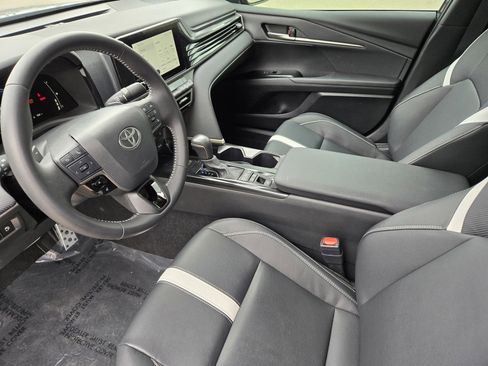 Used 2025 Toyota Camry SE image 14