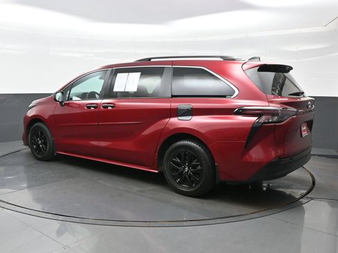 Used 2023 Toyota Sienna XLE FWD image 4