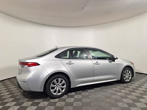 Used 2025 Toyota Corolla LE FWD image 5
