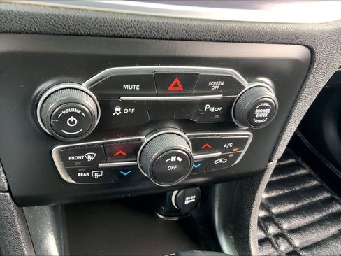 Used 2018 Dodge Charger SXT w/ Blacktop Package image 31
