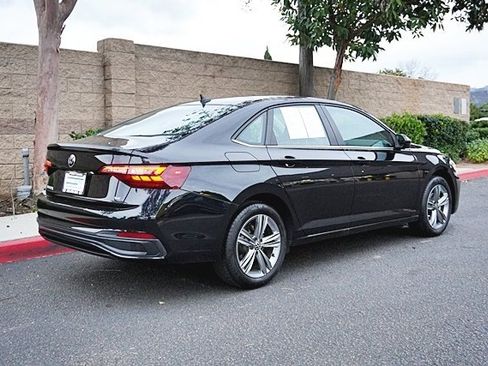 Used 2024 Volkswagen Jetta SE image 8