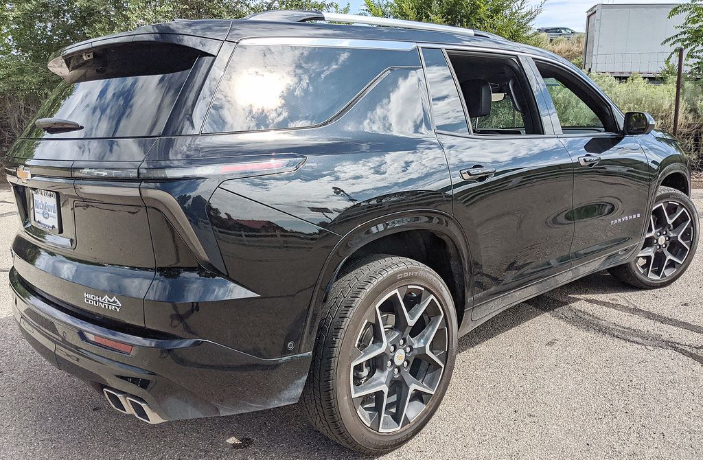 Used 2025 Chevrolet Traverse High Country FWD image 3