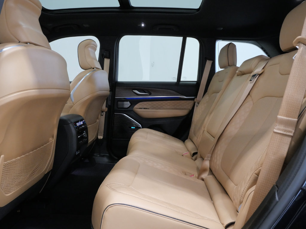 Used 2023 Jeep Grand Cherokee Summit w/ High Altitude Package AWD/4WD image 27