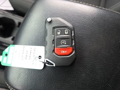 Used 2018 Jeep Wrangler Unlimited Sahara w/ Dual Top Group AWD/4WD image 8