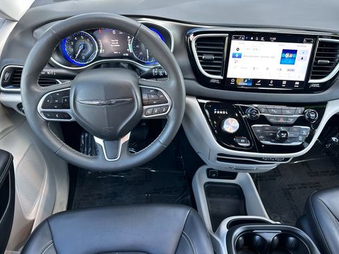 Used 2024 Chrysler Pacifica Touring-L image 14