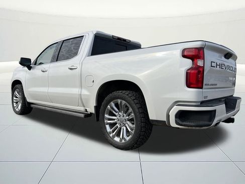 Used 2019 Chevrolet Silverado 1500 High Country w/ Technology Package image 3