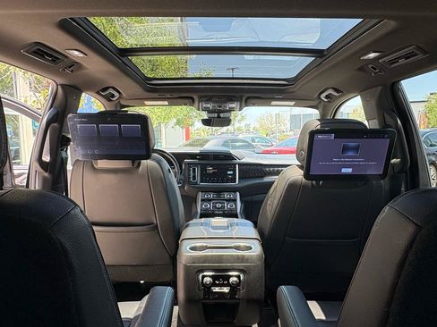 Used 2023 GMC Yukon Denali w/ Advanced Technology Package AWD/4WD image 41