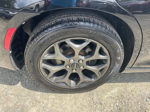 Used 2018 Chrysler 300 S w/ 300S Premium Group AWD/4WD image 31