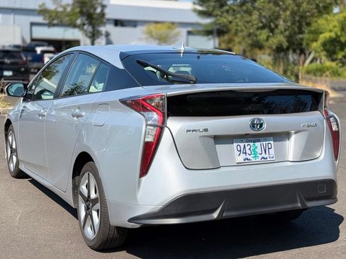 Used 2017 Toyota Prius Three Touring w/ Carpet Mat Package FWD image 3
