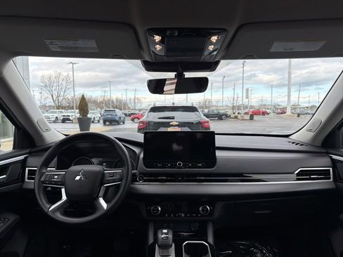 Used 2025 Mitsubishi Outlander SE image 12