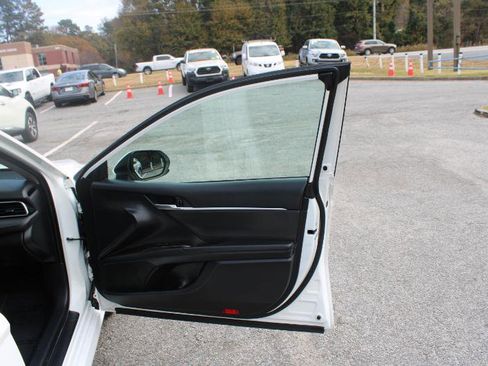 Used 2021 Toyota Camry LE image 23