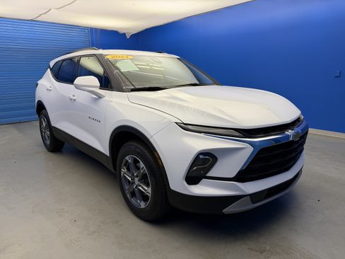 Used 2024 Chevrolet Blazer LT w/ Convenience Package FWD image 2