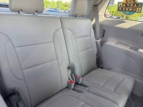 Used 2023 GMC Acadia SLT w/ Technology Package FWD image 12