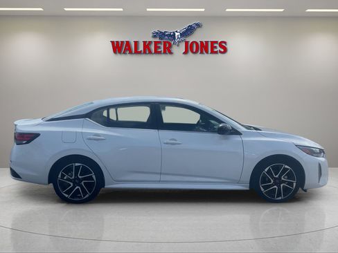 Used 2024 Nissan Sentra SR w/ SR Premium Package image 2