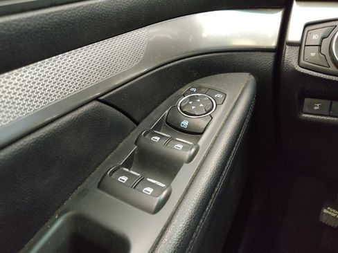 Used 2017 Ford Explorer XLT w/ Equipment Group 202A AWD/4WD image 27