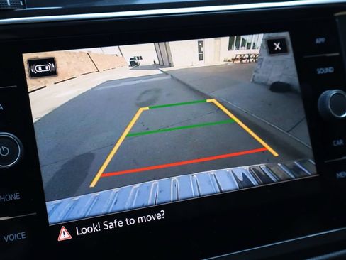 Used 2023 Volkswagen Tiguan SE w/ Panoramic Sunroof Package FWD image 9