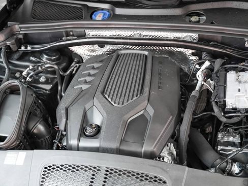 Used 2025 Porsche Macan image 12