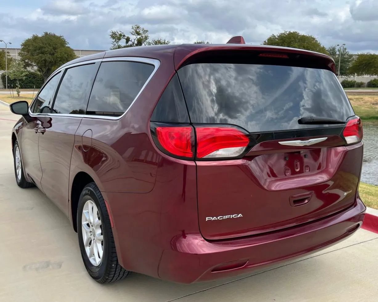 Used 2017 Chrysler Pacifica Touring FWD image 6