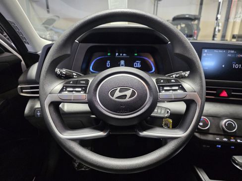 Certified 2025 Hyundai Elantra SE image 28