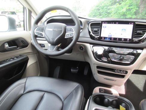 Certified 2023 Chrysler Pacifica Touring-L FWD image 13