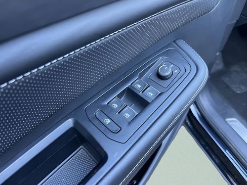 Used 2025 Volkswagen Atlas Cross Sport SE image 13