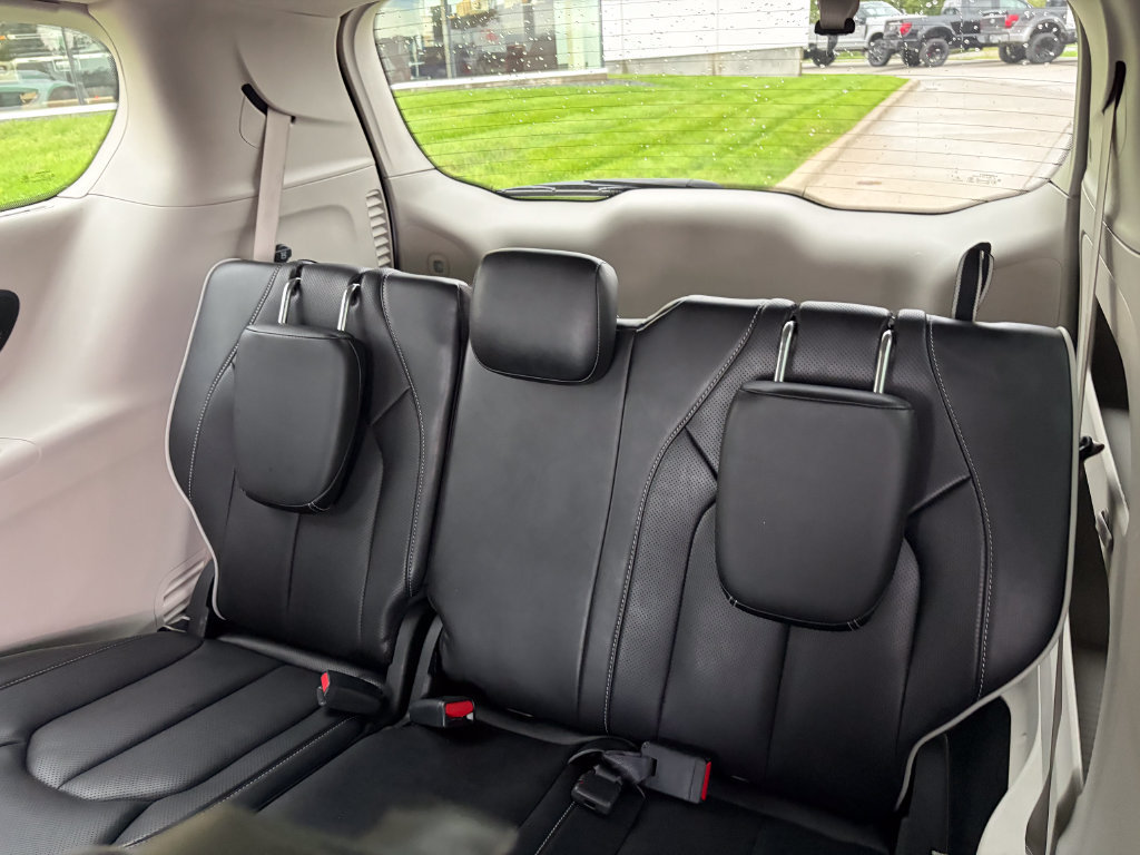 Used 2024 Chrysler Pacifica Limited FWD image 13