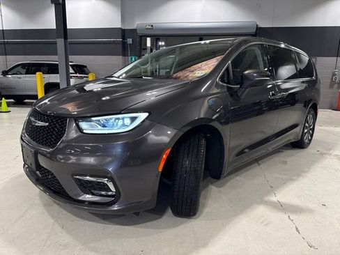 Used 2023 Chrysler Pacifica Touring-L FWD image 3