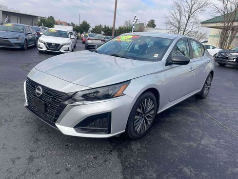 Used 2024 Nissan Altima 2.5 SV image 2