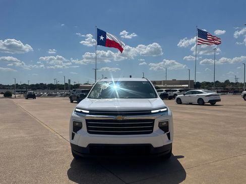 Used 2025 Chevrolet Traverse LT FWD image 5
